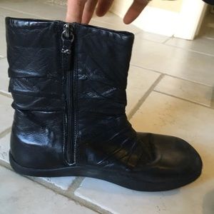 Earth brand black boots